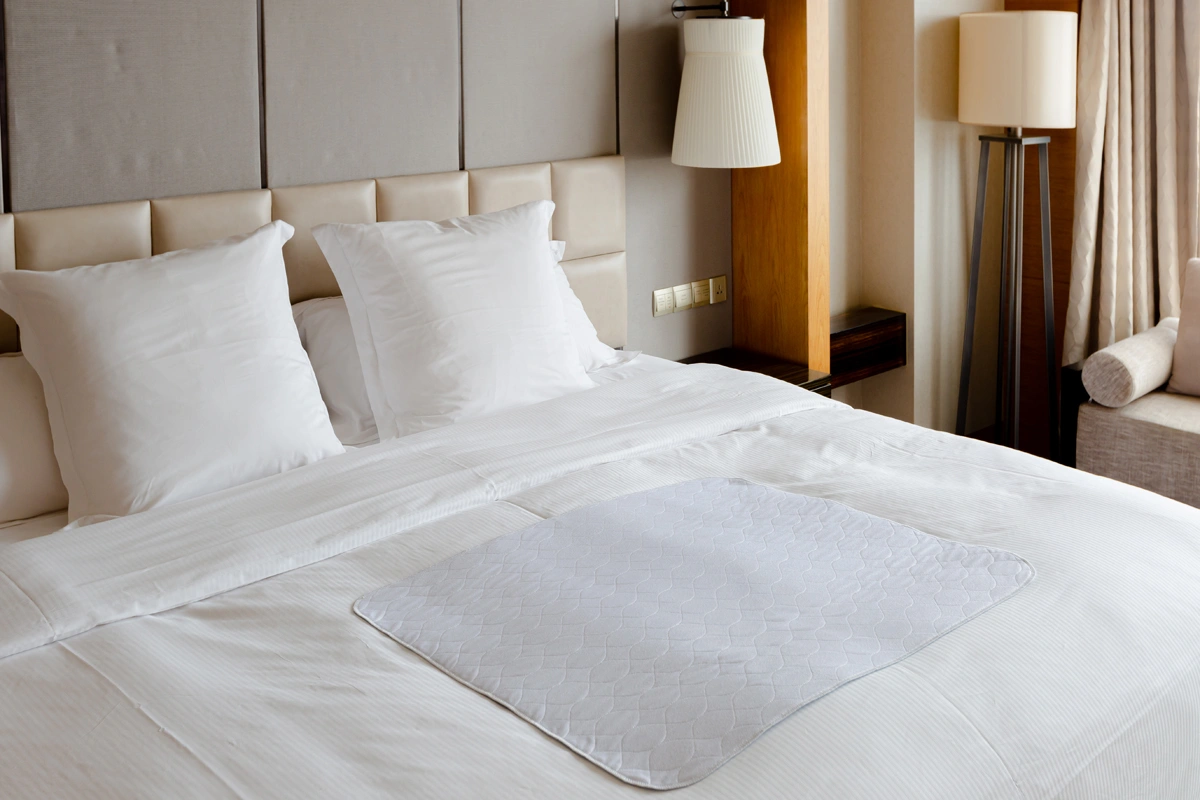 Large washable adult underpad with full coverage